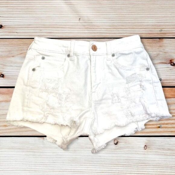 AMERICAN EAGLE WHITE RIPPED JEAN SHORTS SIZE 4 - Picture 2 of 5